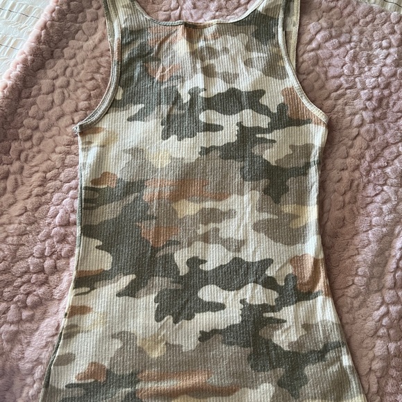 Universal Thread Camo Tank - Picture 2 of 3